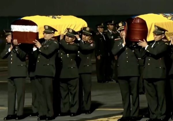 Los cuerpos de once militares asesinados durante un operativo contra la minería ilegal en Alto Punino, llegaron a Quito.