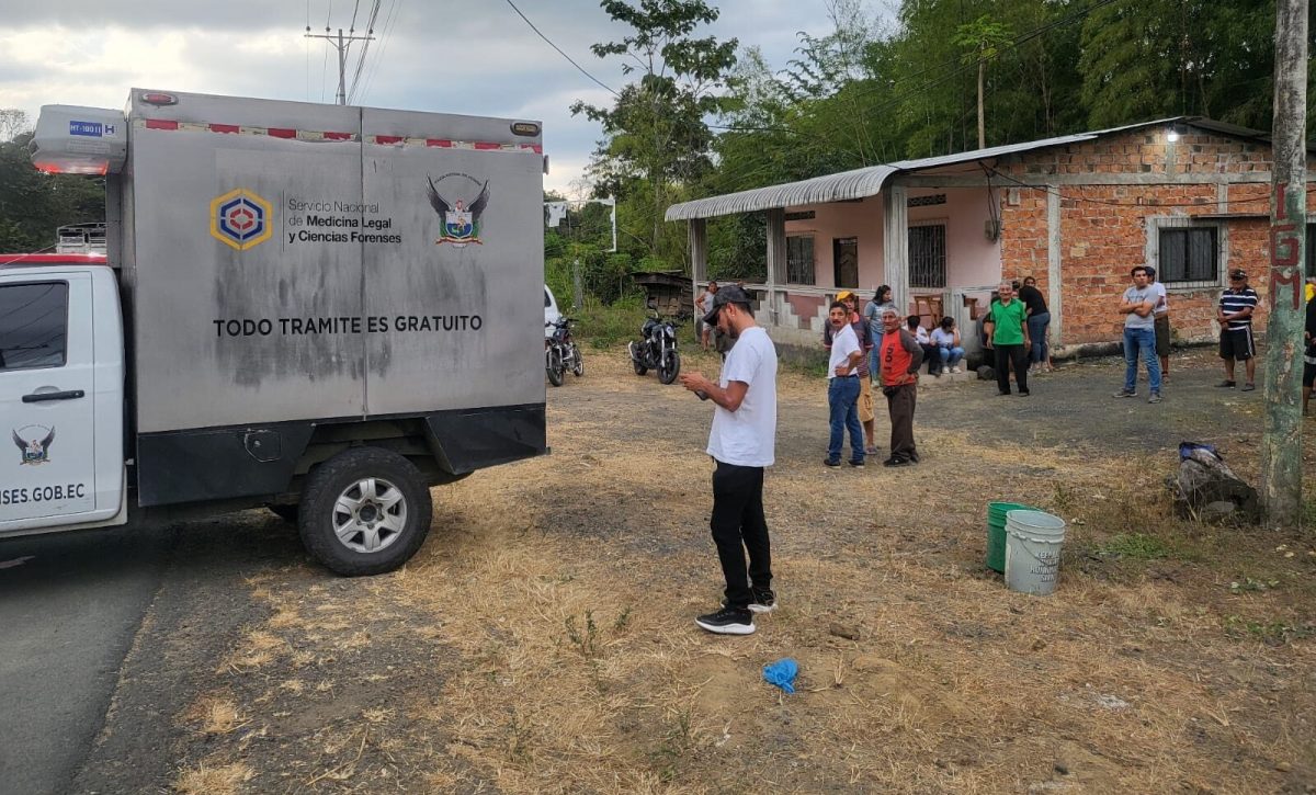 Los cuerpos fueron llevados por personal de medicina legal al centro forense de Manta para la autopsia de rigor.