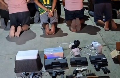 Los detenidos enfrentan cargos por posesión ilegal de armas de fuego.