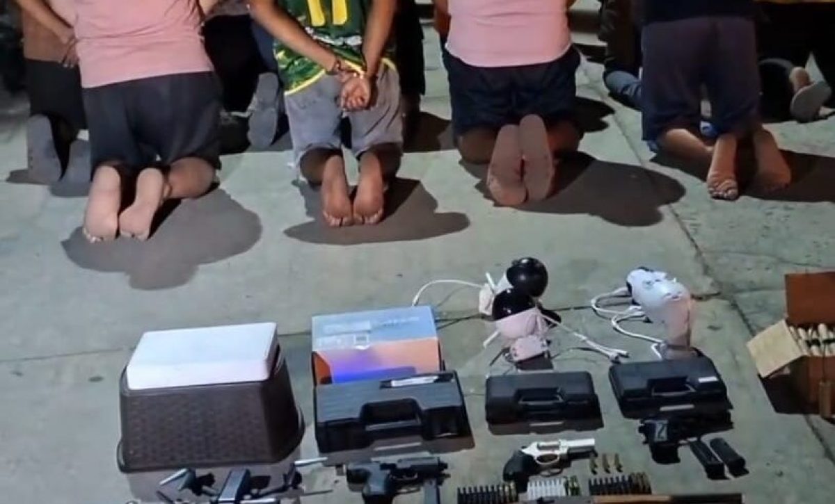 Los detenidos enfrentan cargos por posesión ilegal de armas de fuego.