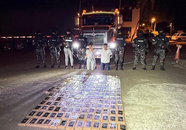 Los detenidos junto a la droga decomisada que era trasladada en un camión.