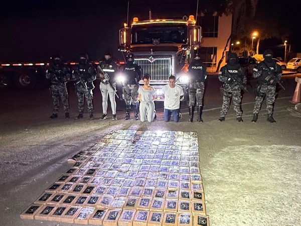 Los detenidos junto a la droga decomisada que era trasladada en un camión.