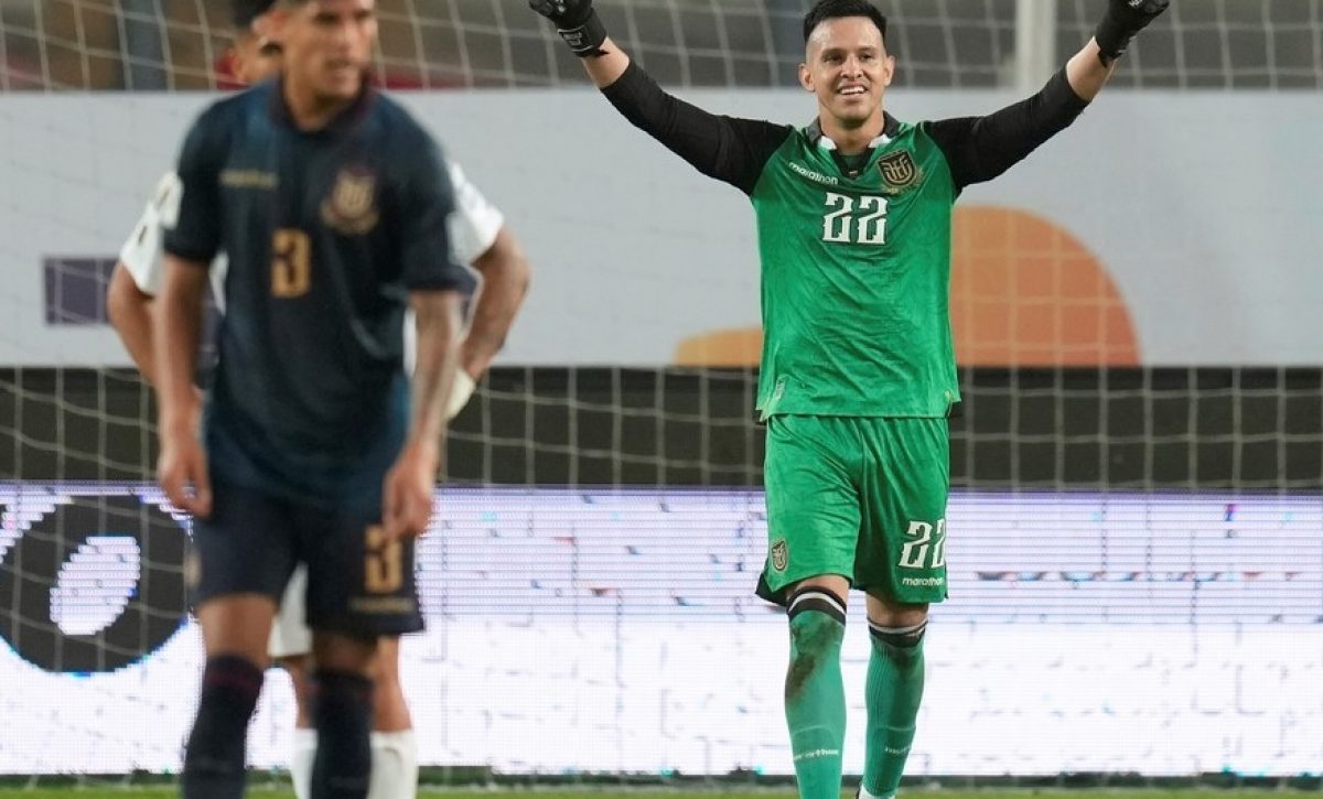Los futbolistas ecuatorianos Gonzalo Valle y Piero Hincapié figuran en el once ideal de las fechas 15 y 16 de las eliminatorias sudamericanas rumbo al Mundial 2026.