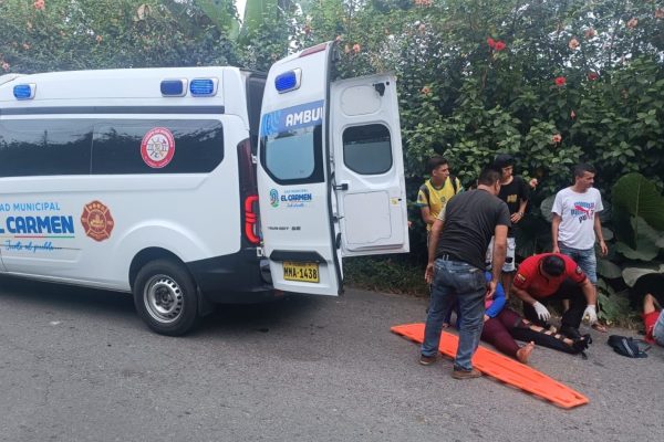 Los heridos fueron trasladados por paramédicos del Cuerpo de Bomberos de El Carmen a un hospital.