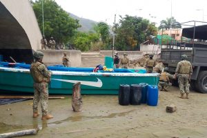 Los militares hicieron una revisión minuciosa de las embarcaciones incautadas.