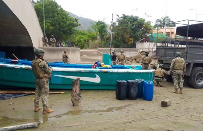 Los militares hicieron una revisión minuciosa de las embarcaciones incautadas.