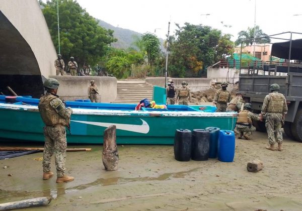 Los militares hicieron una revisión minuciosa de las embarcaciones incautadas.