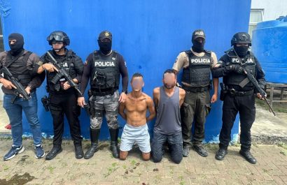 Los sospechosos fueron apresados en poder de las armas durante el allanamiento.