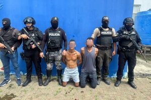 Los sospechosos fueron apresados en poder de las armas durante el allanamiento.
