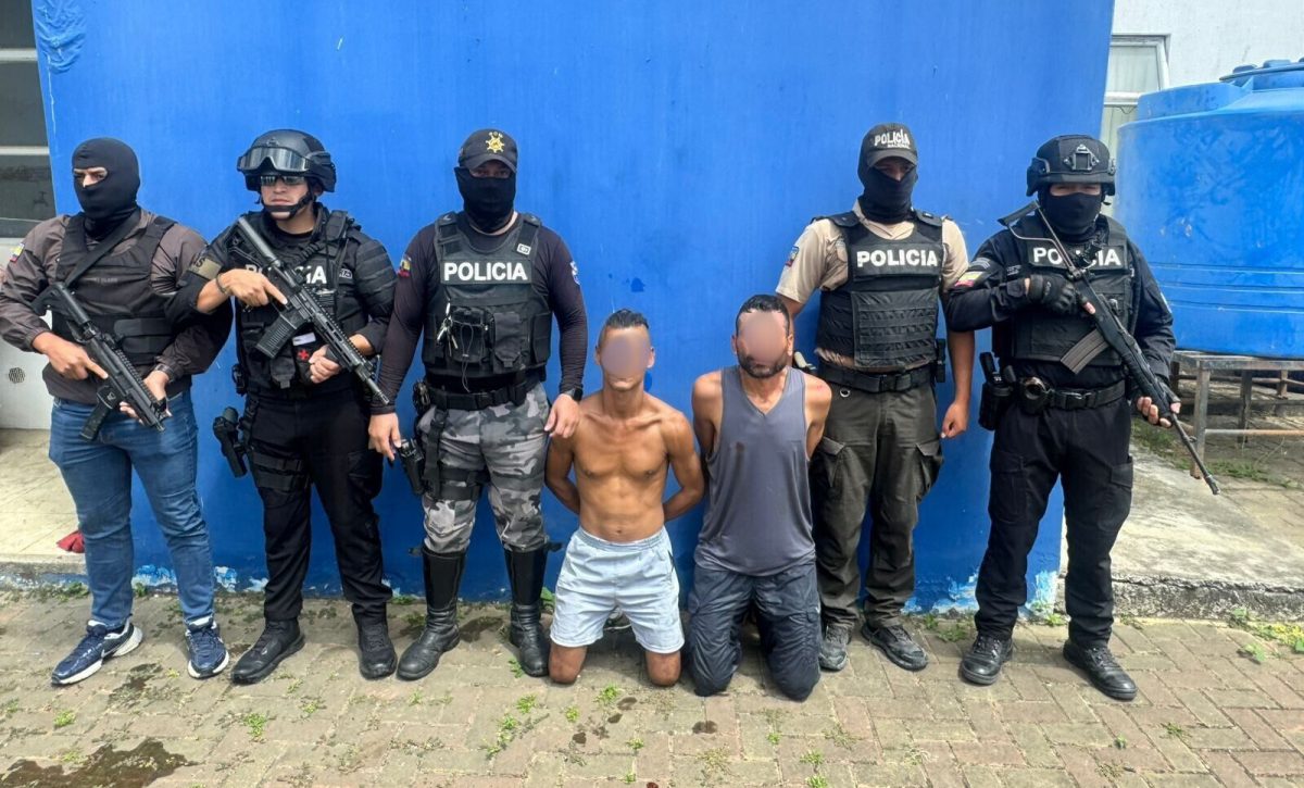 Los sospechosos fueron apresados en poder de las armas durante el allanamiento.