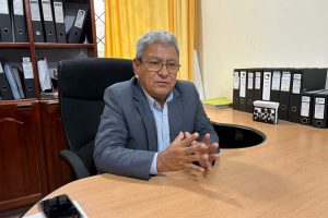 Luis Aguilar, presidente del Colegio de Ingenieros Civiles, enfatiza la aprobación de planos estructurales en Santo Domingo como garantía de seguridad.