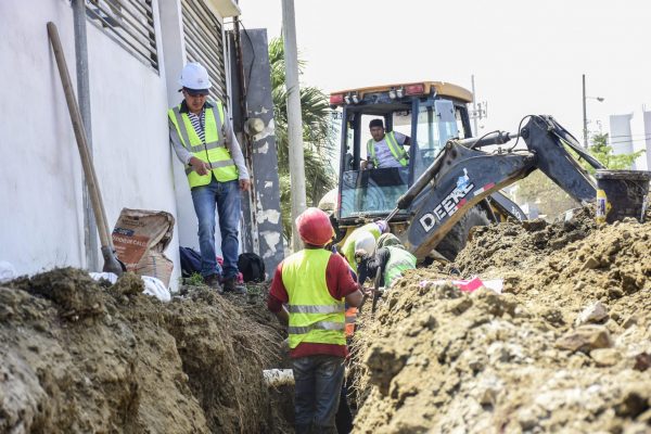 En algunos frentes de trabajo se construyen los colectores. La calle Rotaria, permanece cerrada por estos trabajos.