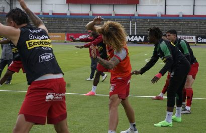 Jugadores de Mushuc Runa durante un calentamiento.