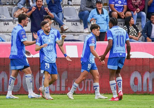 Macará logró una remontada clave al derrotar 2-1 a Mushuc Runa este sábado 23 de agosto de 2025 en el estadio Bellavista de Ambato.
