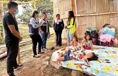 Madre joven y sus hijas reciben ayuda tras vivir en condiciones precarias en Santo Domingo