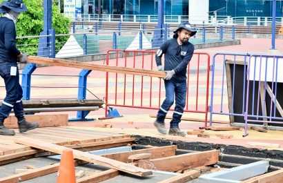 La Fundación Malecón 2000 de Guayaquil realiza trabajos de mantenimiento en todo el recorrido del lugar.