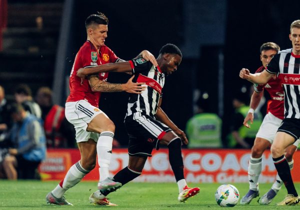 Manchester United eliminado por Grimsby Town en penales en la Carabao Cup