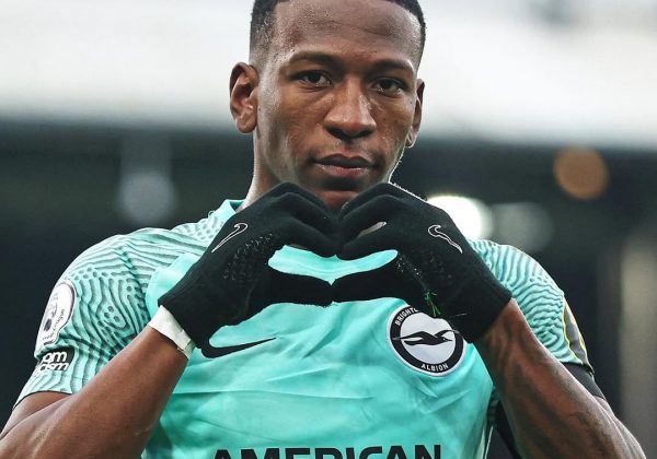 Manchester United sondea a Pervis Estupiñán para reforzar su defensa