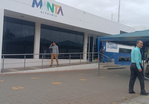 El Gobierno central asumió el control del tránsito en Manta tras detectar fallas en la gestión municipal. La Policía liderará las operaciones.
