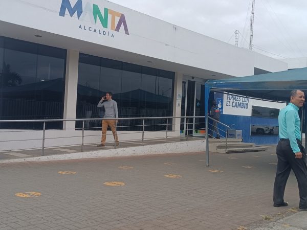 El Gobierno central asumió el control del tránsito en Manta tras detectar fallas en la gestión municipal. La Policía liderará las operaciones.