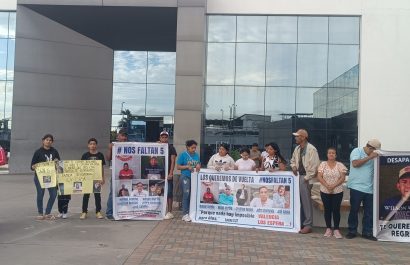 Desde hace doce días, seis familias de Valencia, Los Ríos, recorren Manabí buscando a sus seres queridos. Hoy efectuaron plantón en Manta