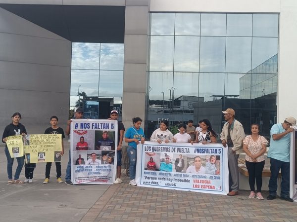 Desde hace doce días, seis familias de Valencia, Los Ríos, recorren Manabí buscando a sus seres queridos. Hoy efectuaron plantón en Manta