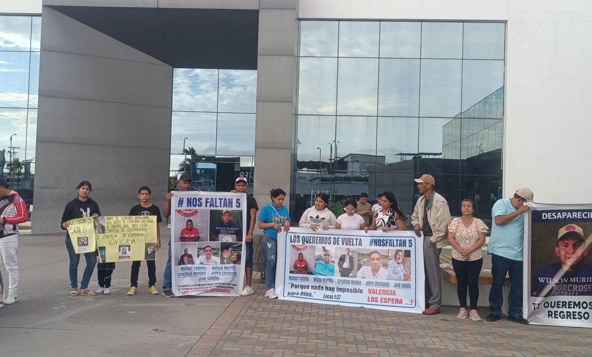 Desde hace doce días, seis familias de Valencia, Los Ríos, recorren Manabí buscando a sus seres queridos. Hoy efectuaron plantón en Manta