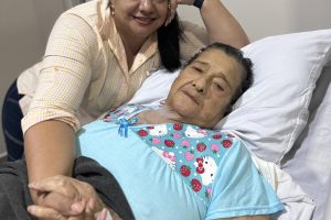 Esta fotografía fue compartida por la gobernadora de Manabí, aurora Valle, junto a su madre.