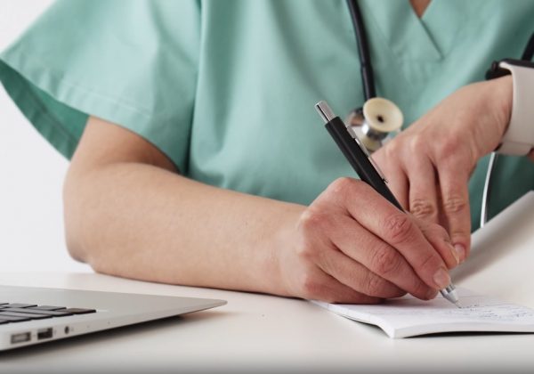 Médicos ecuatorianos enfrentan nuevas barreras en Argentina