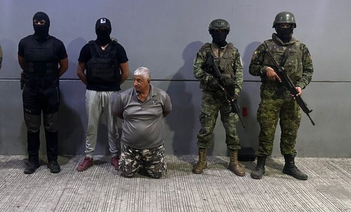 Militares ecuatorianos detuvieron a L. G. Briones M., alias Pinchagua, presunto integrante y testaferro del grupo criminal Los Choneros.