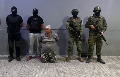 Militares ecuatorianos detuvieron a L. G. Briones M., alias Pinchagua, presunto integrante y testaferro del grupo criminal Los Choneros.