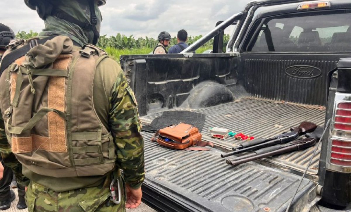 Militares y policías decomisan armas a integrantes de la 'junta anticuatrera' en Mocache, Los Ríos 