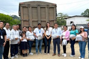 El Ministerio de Educación entregó el kit que incluye seis prendas.