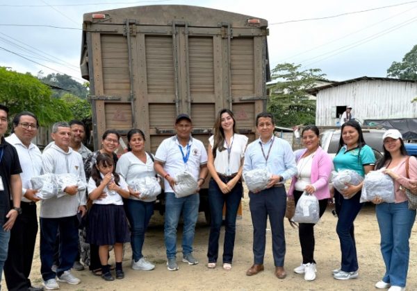 El Ministerio de Educación entregó el kit que incluye seis prendas.