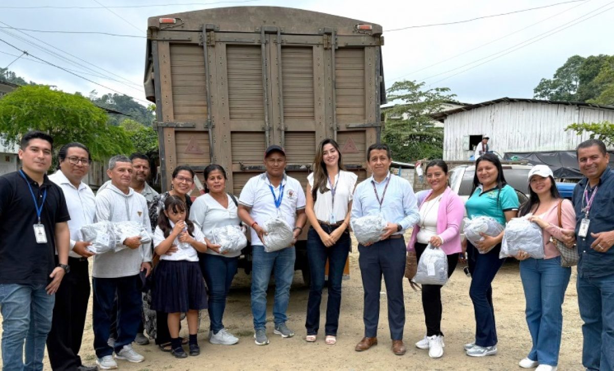 El Ministerio de Educación entregó el kit que incluye seis prendas.