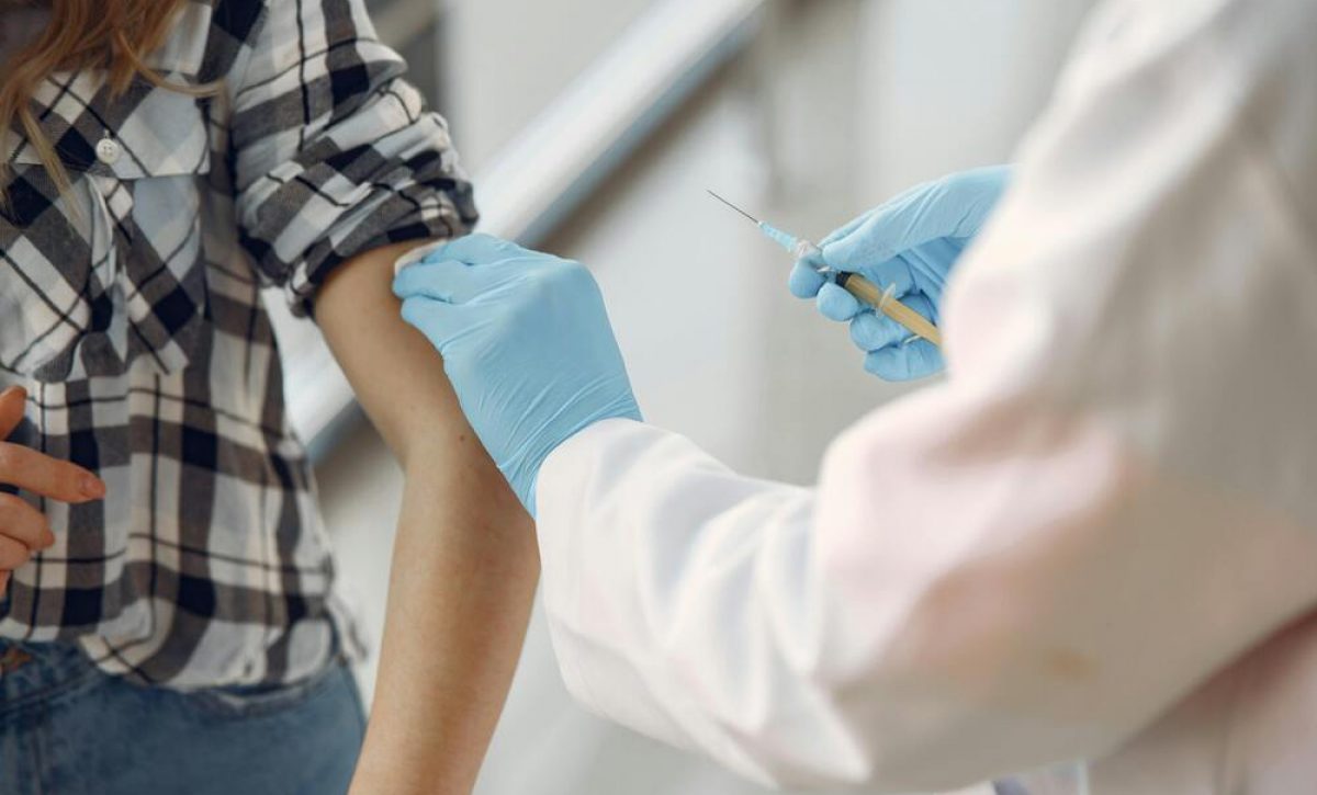 Ministerio de Salud de Ecuador distribuye 200.000 vacunas contra la fiebre amarilla en provincias amazónicas
