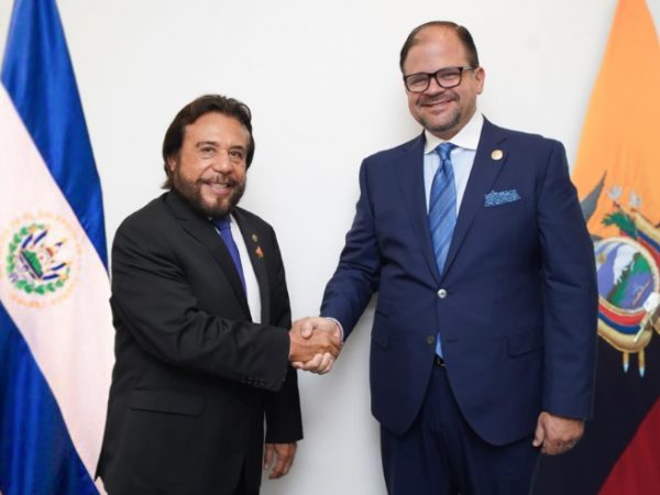 El Ministro del Interior, John Reimberg, estrechan manos con el vicepresidente de El Salvador, Félix Ulloa.