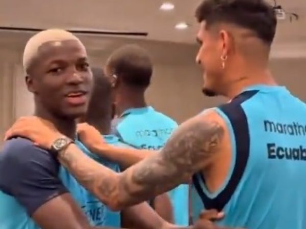 Moisés Caicedo con Piero Hincapié en la selección