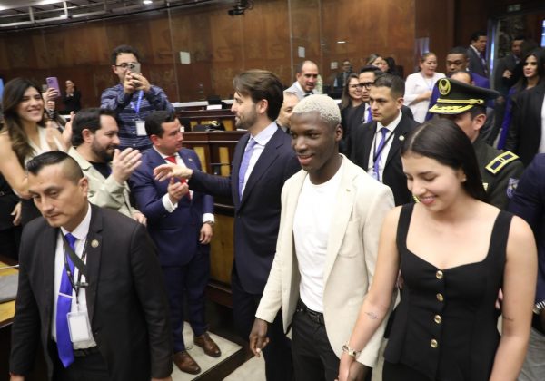 Moisés Caicedo recibió condecoración Vicente Rocafuerte por la Asamblea Nacional
