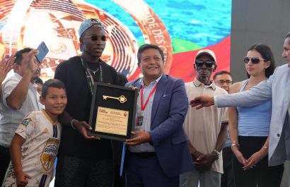 Moisés Caicedo sale a comprar pan en un monopatín y conquista Santo Domingo