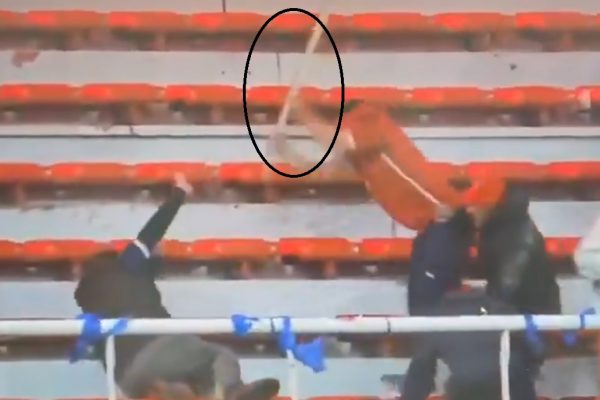 Momentos en que un aficionado agrede a otro de la barra contraria con un objeto.