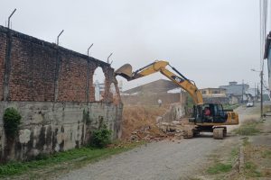 Moradores del barrio 6 de Diciembre denuncian riesgo por muro inclinado y alcantarilla colapsada
