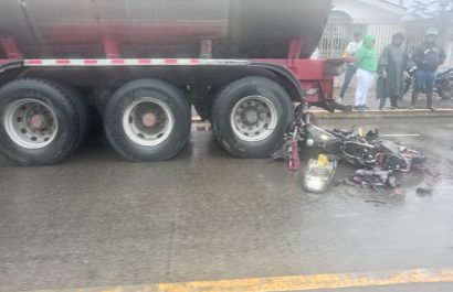 Motociclista muere al impactarse contra tanquero en la vía a El Carmen