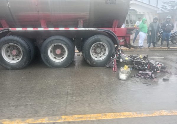 Motociclista muere al impactarse contra tanquero en la vía a El Carmen