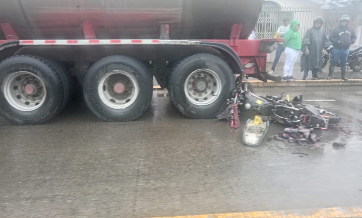 Motociclista muere al impactarse contra tanquero en la vía a El Carmen