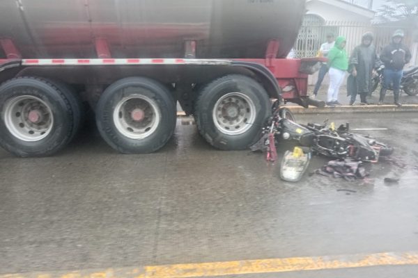 Motociclista muere al impactarse contra tanquero en la vía a El Carmen