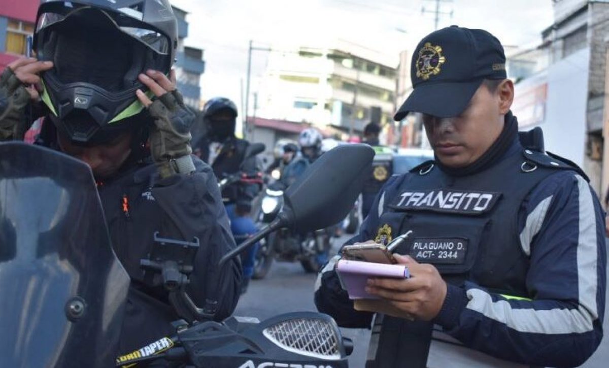 Motociclistas sancionados por exceso de pasajeros y otras infracciones en la capital