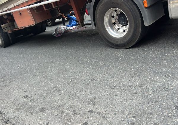 Mujer muere atropellada por tráiler en Alluriquín