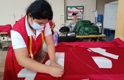 La Fundación Acción Solidaria graduará a 56 mujeres en Manta tras 10 meses de formación en corte y confección.