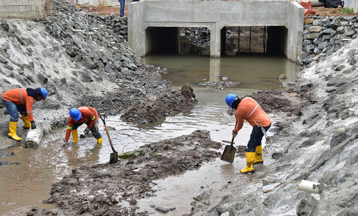 La cooperativa Realidad de Dios recibe por primera vez una obra para controlar inundaciones, parte del Plan Choque del Municipio de Guayaquil.